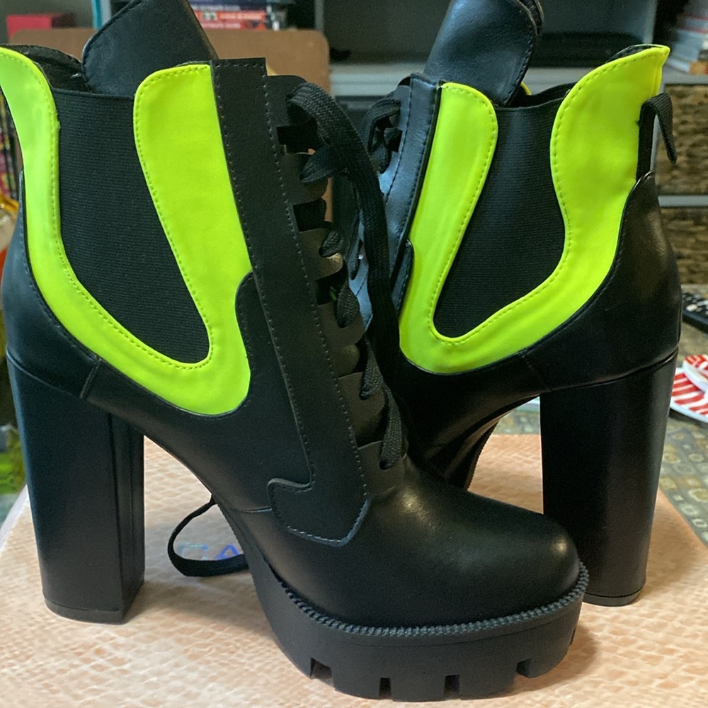CAPE ROBBIN GALACTIC GUNSHIP PLATFORM BOOTIES BLACK AND NEON HEEL 8.5